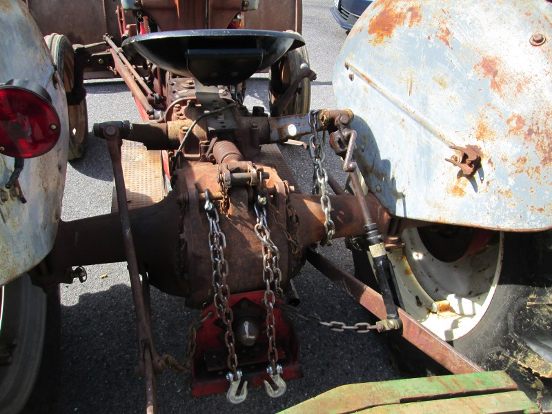 Chain to hold down the 3 point hitch to generate hydraulic pressure via the test port to operate the blade lift cylinder
